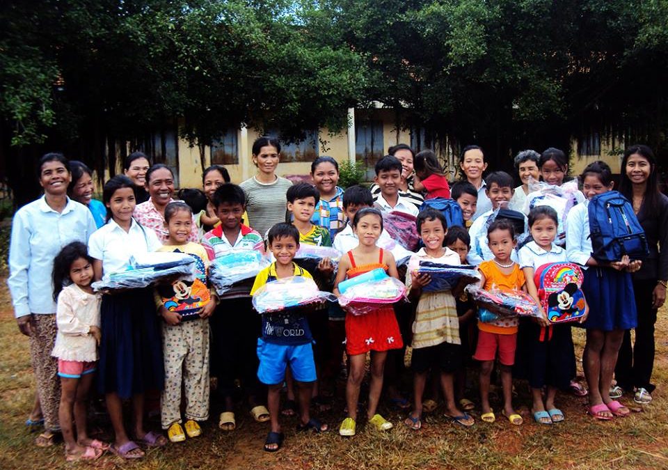 Distribución de material escolar en Camboya