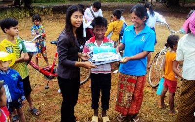 Reparto de material escolar en Camboya