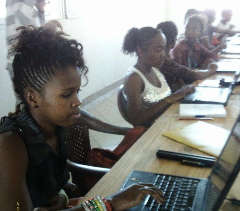 Les filles de la Bloco Malagasy se mettent à la bureautique pendant la période des vacances