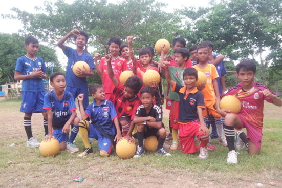 ¡Fútbol en la escuela primaria de Wat Rokar!