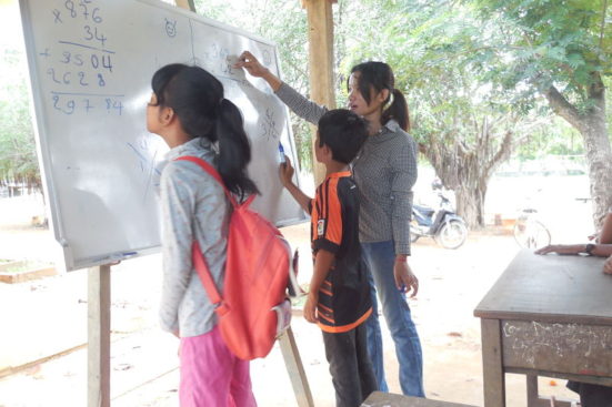 Las niñas y los niños de Camboya se divierten aprendiendo