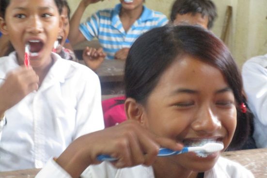Talleres sobre higiene bucodental en Camboya