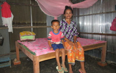 Reparando el hogar de una familia en Camboya
