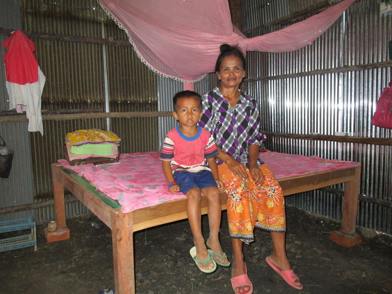 Reparando el hogar de una familia en Camboya