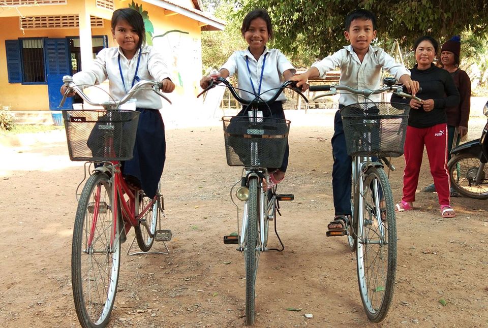 Pedaleando hacia el empoderamiento: bicis nuevas para el alumnado en Camboya