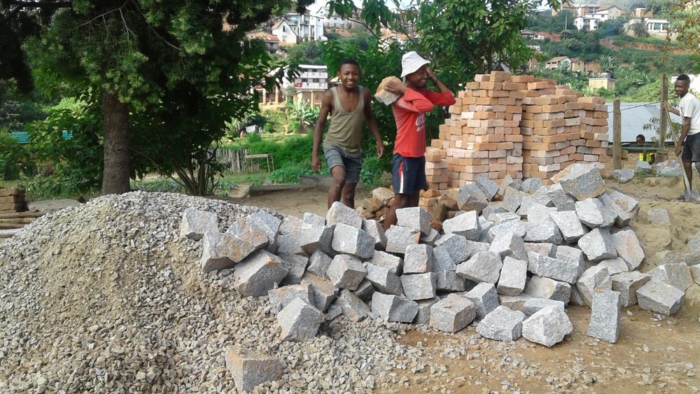 Obras en curso en Fianarantsoa: una oportunidad para el alumnado de albañilería
