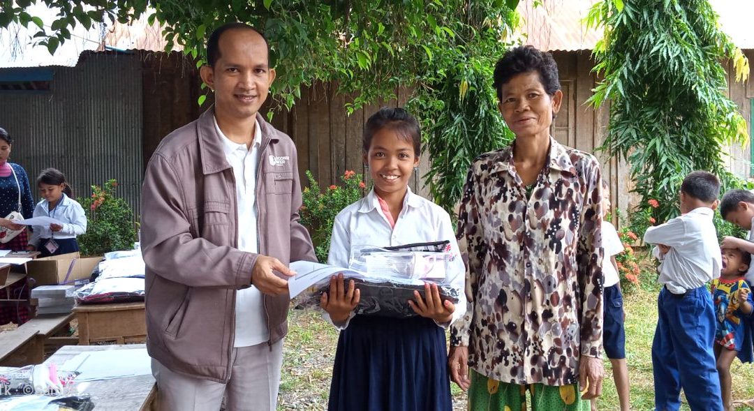 148 estudiantes de nuestros proyectos en Camboya reciben material escolar