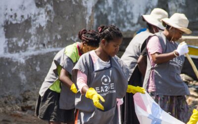 Nuestro equipo en Madagascar sale a limpiar la plaza de Tulear