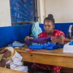 óvenes del Centro de Formación Profesional de la Escuela de las Salinas durante una clase de costura en Tuléar, Madagascar