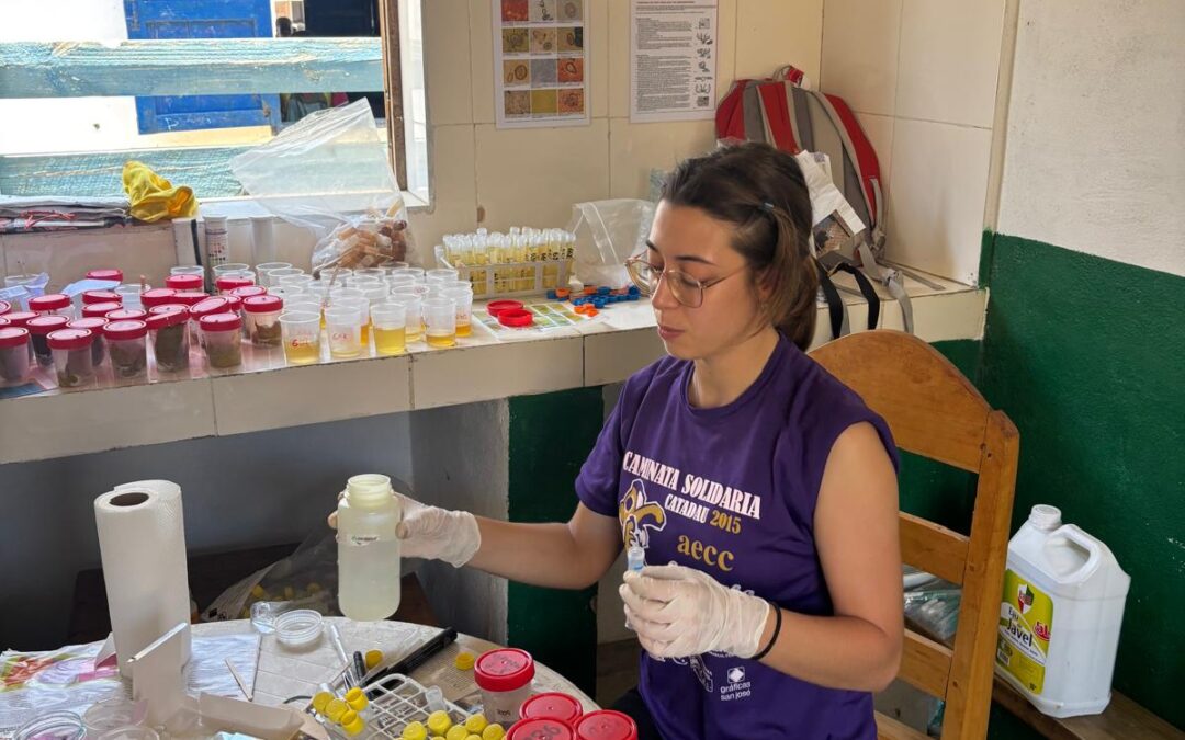 Llega un nuevo equipo universitario de la Universidad de Valencia: Un análisis bacteriológico para nuestros beneficiarios