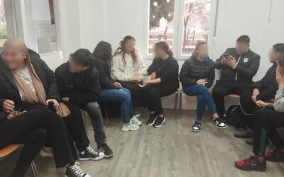 Jóvenes del barrio de La Almanjáyar reflexionan sobre salud mental y emociones a través de talleres participativos