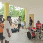 Niños, niñas y jóvenes participan en una actividad musical en el CASEM de Tuléar, Madagascar