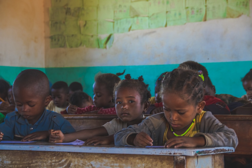 “Parrainer une école”, une campagne destinée aux enfants travaillant dans les mines d’Antsohamadiro.